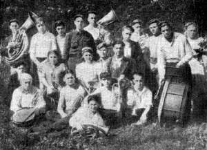 Заводской духовой аркестр. 1945 год. В первом ряду (второй слева) сидит А. Медведев.