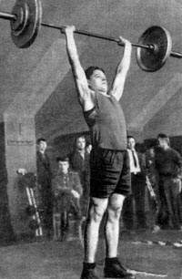 1947 год. На одном из первых соревнований А. Медведев выжимает 90 килограммов.