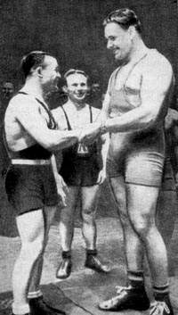 Чемпион СССР в тяжёлой весовой категории А.Медведев поздравляет Б.Фархутдинова со званием чемпиона СССР в легчайшем весе.