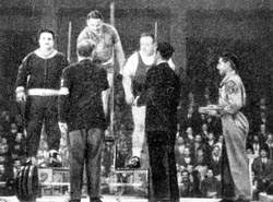Алексей Медведев получает первую золотую медаль чемпиона мира. Тегеран, 1957 год.
